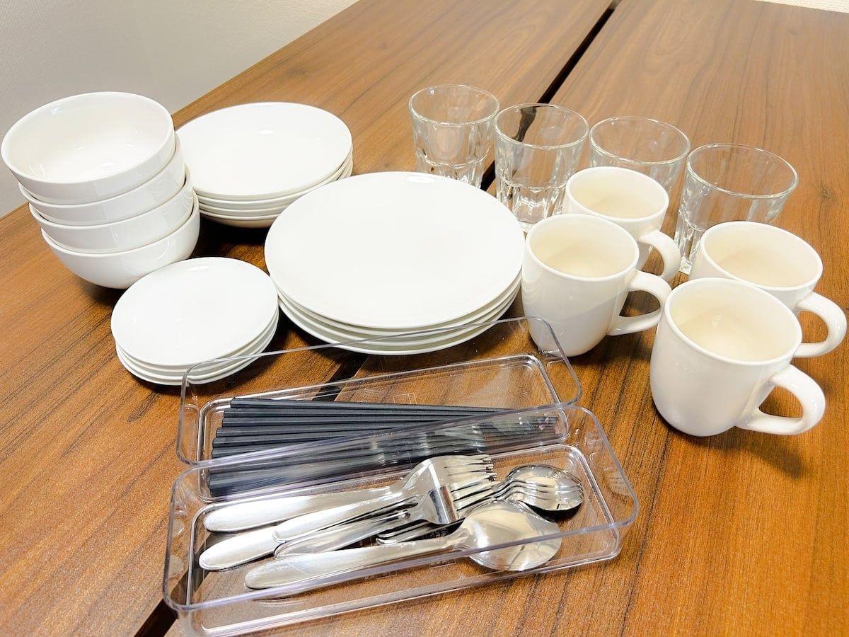 202号室に用意された食器とカトラリー