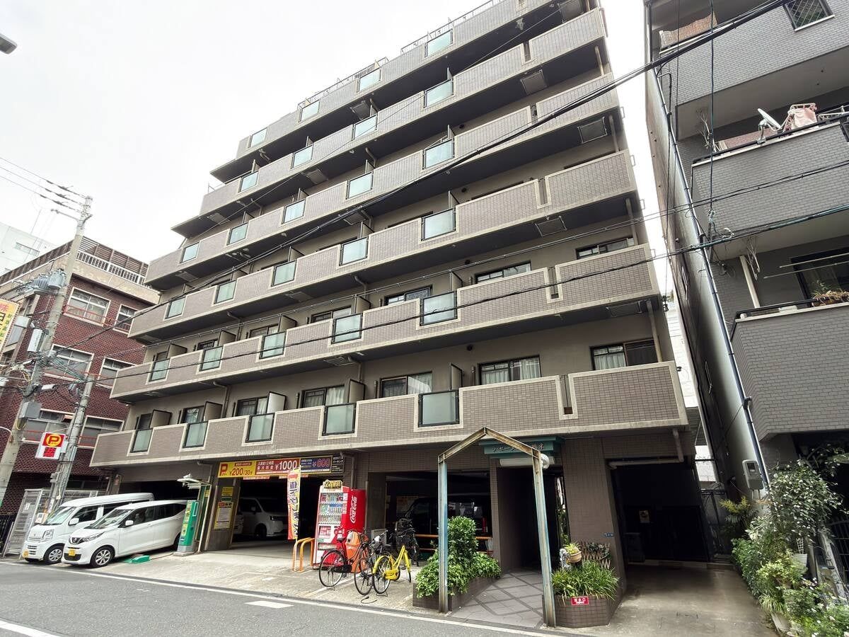 ラ・セーヌ心斎橋東の集合住宅外観